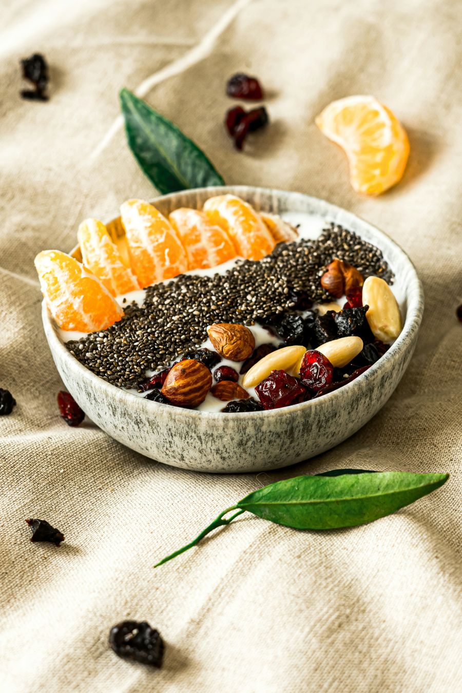 ciotola con yogurt frutta e semi di chia