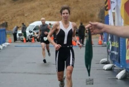 La triatleta Erica Fox scompare in mare e viene sbranata: il dispositivo anti-squalo non è servito erica fox