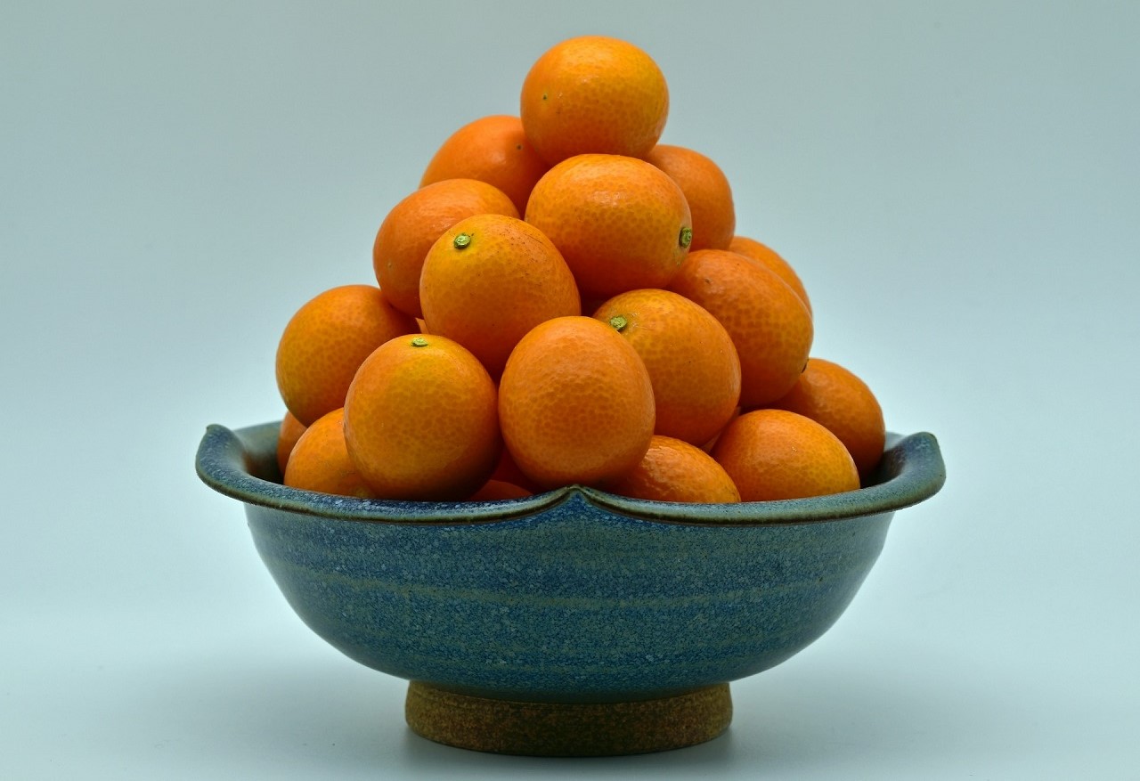 Una ciotola colma di arance