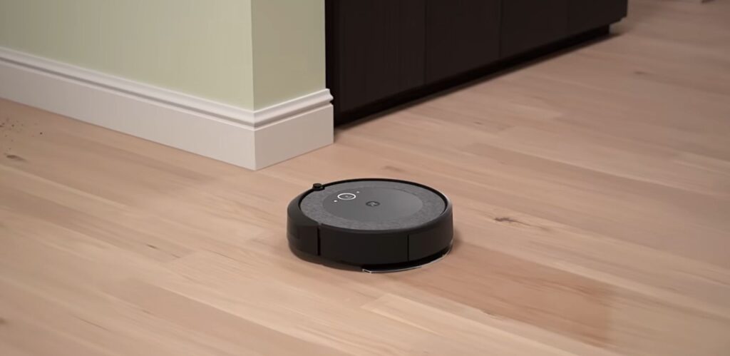 iRobot in bancarotta: il Roomba ora è cinese. Ecco come è finita l’azienda da 3,5 miliardi il robot roomba al lavoro