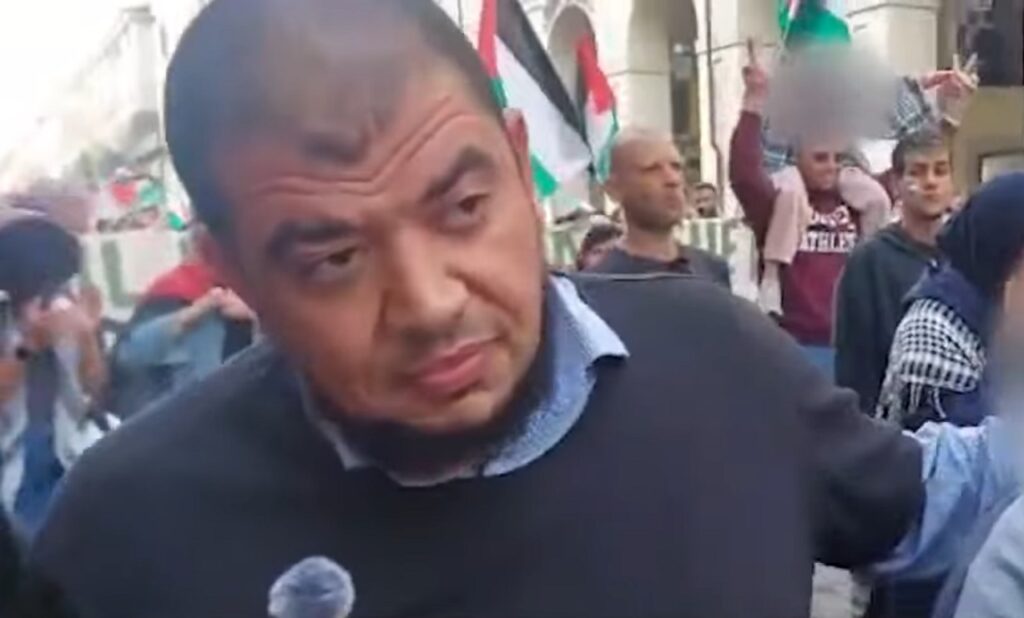 L'imam Mohamed Shahin intervistato durante una manifestazione