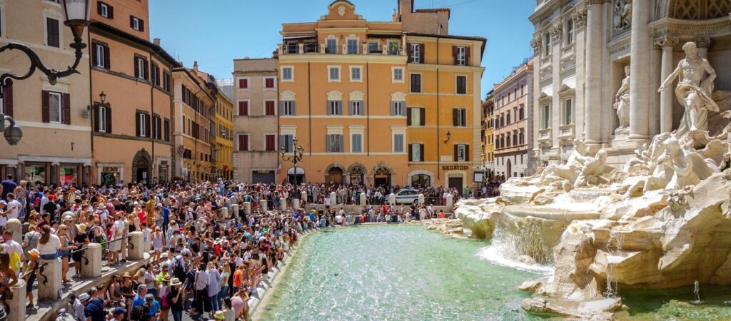La Fontana di Trevi affollata dai turisti