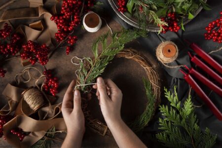 mani che realizzano una ghirlanda