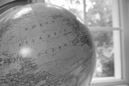 mappamondo puntato sull'Oceano Atlantico