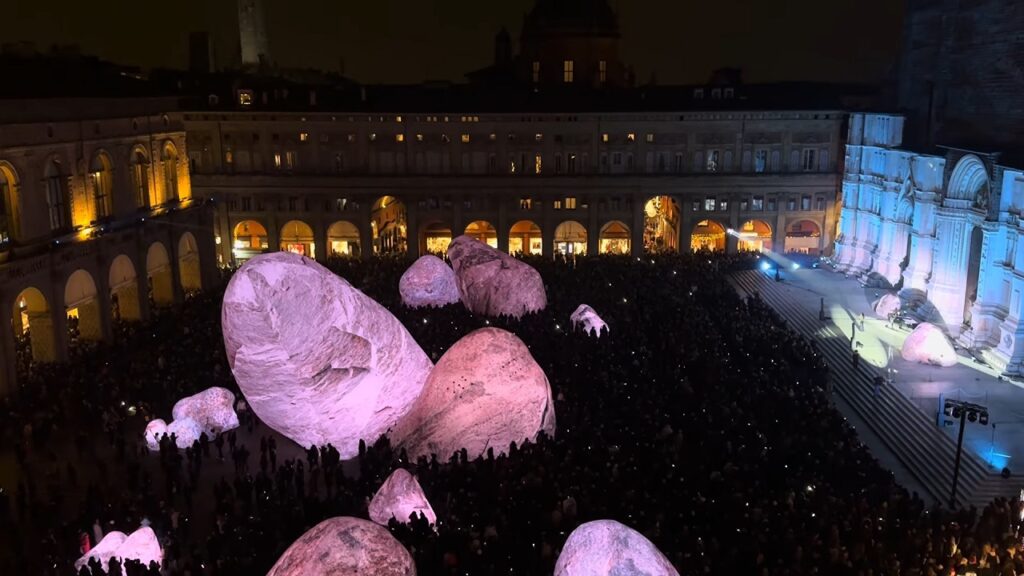 I megaliti di Nimrod Weis in piazza Maggiore a Bologna