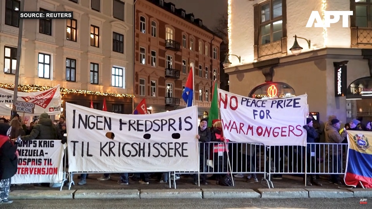 I manifestanti scesi in piazza a Oslo per protestare contro l'assegnazione del Nobel alla Machado