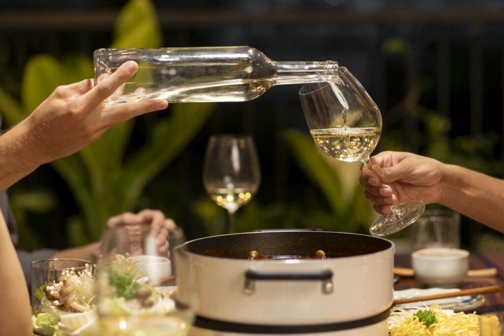 persona che versa vino