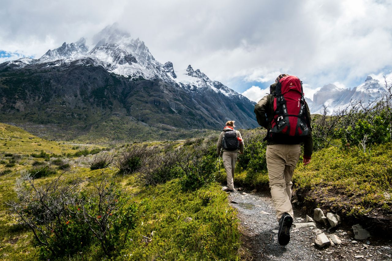 persone che fanno trekking