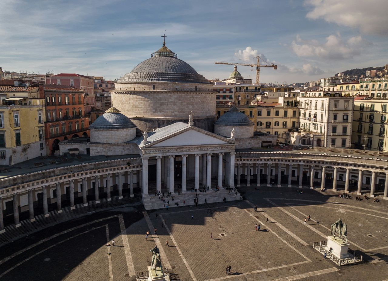 piazza del Plebiscito a Napoli
