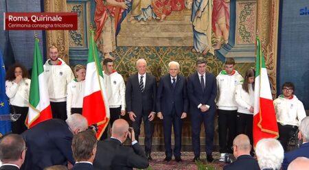 Il presidente della Repubblica Sergio Mattarella con i 6 portabandiera di Milano-Cortina