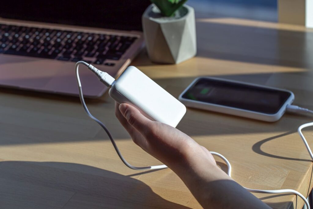 Tecnologia di design: quando il Power Bank diventa un accessorio chic (e il regalo perfetto) power bank bianco