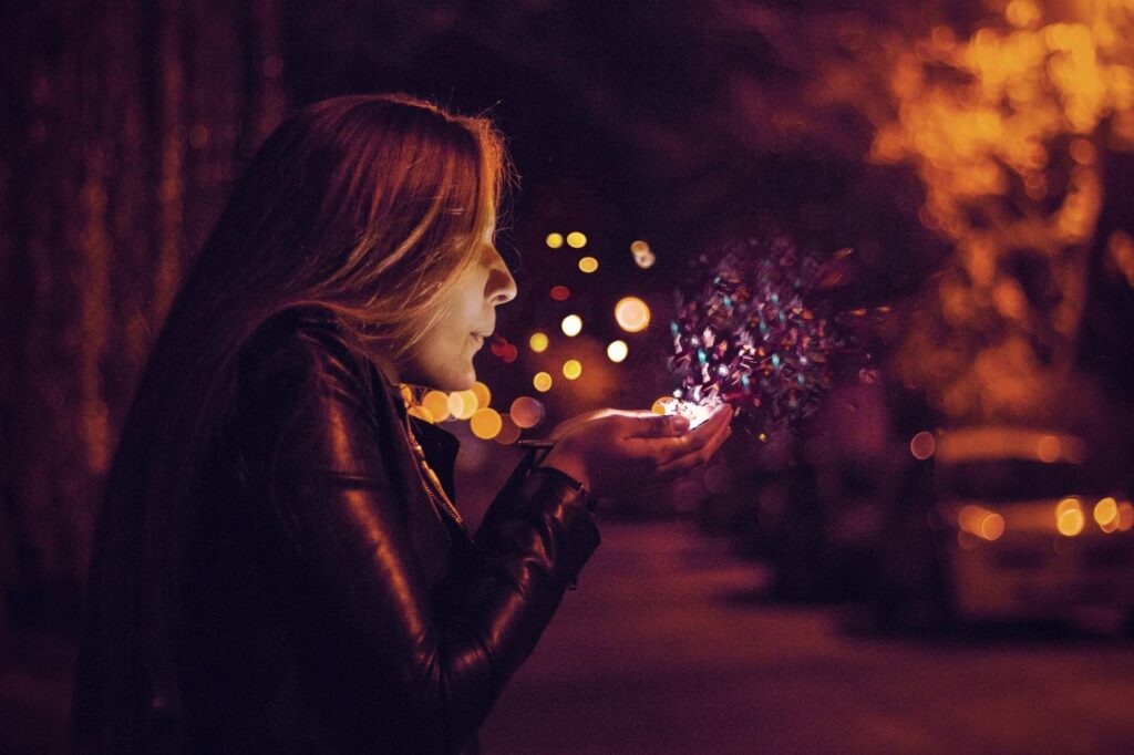 ragazza che soffia sulla polvere magica
