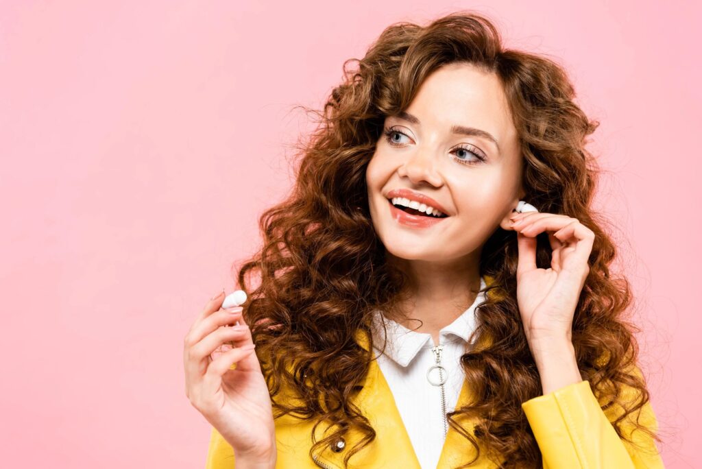 Le nuove cuffie di Google traducono all’istante ogni lingua: ecco come funzionano ragazza con auricolari