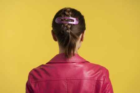 ragazza con fermaglio per capelli