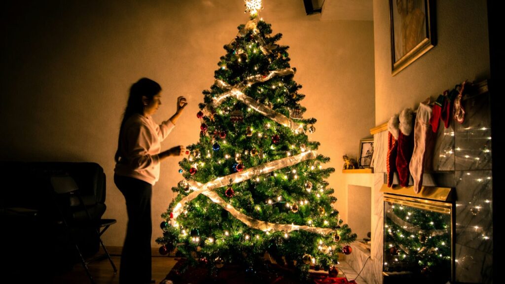 ragazza fa albero di Natale