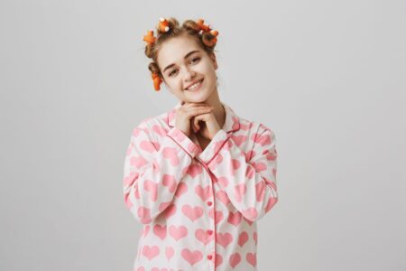 ragazza sorridente in pigiama