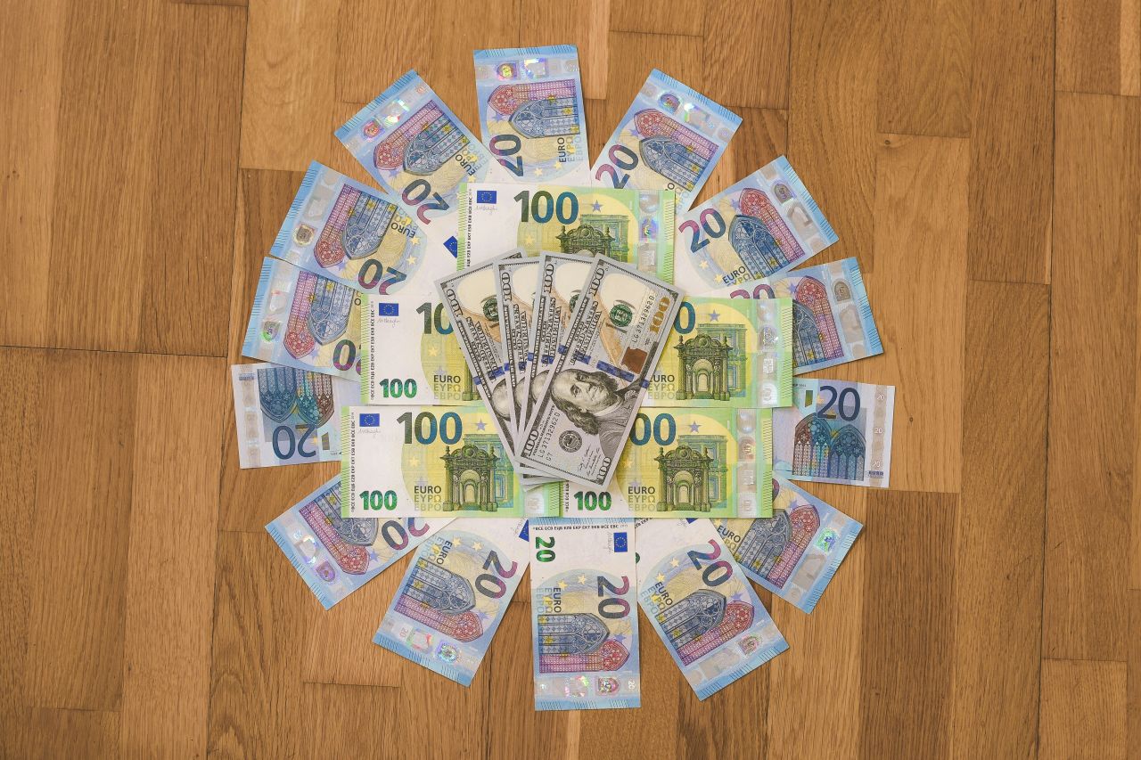 soldi sul pavimento