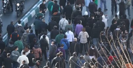 studenti in piazza in Iran