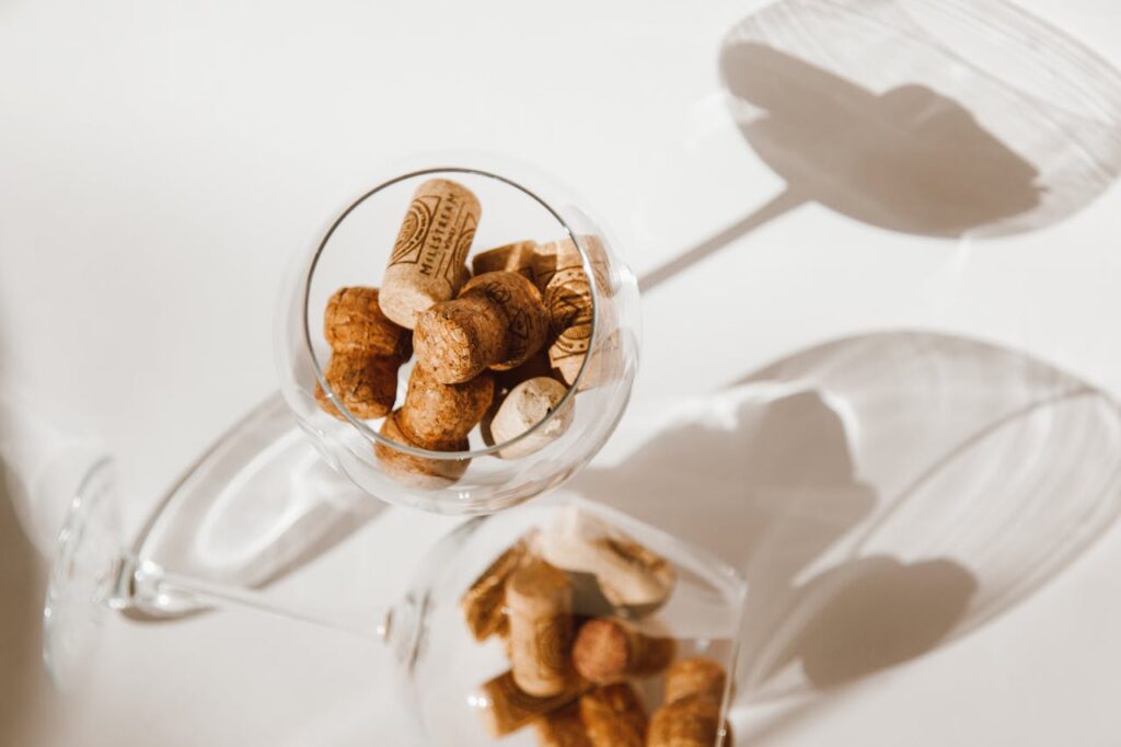 Tappi di sughero in due bicchieri di vetro