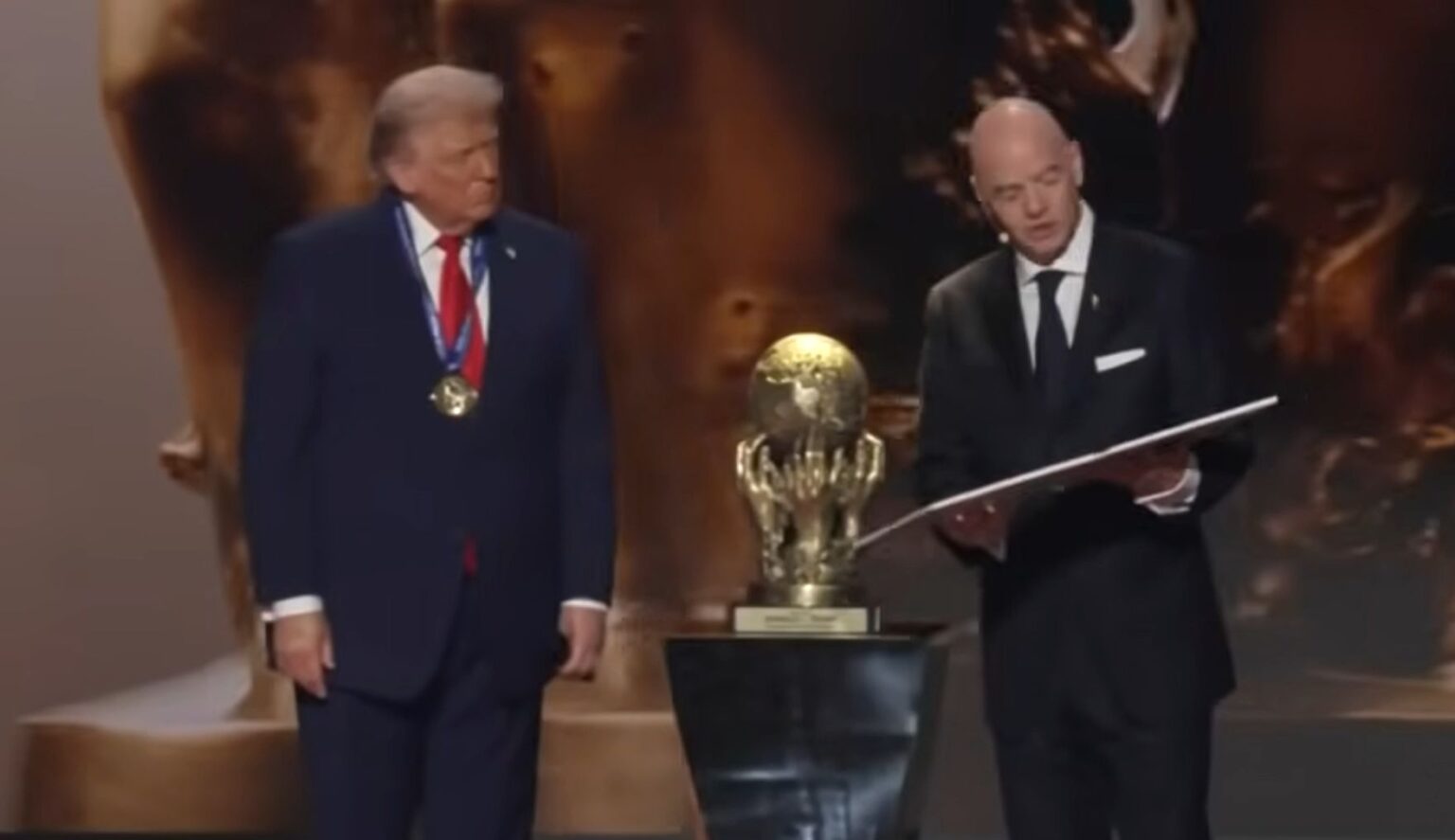 trump prende il premio FIFA