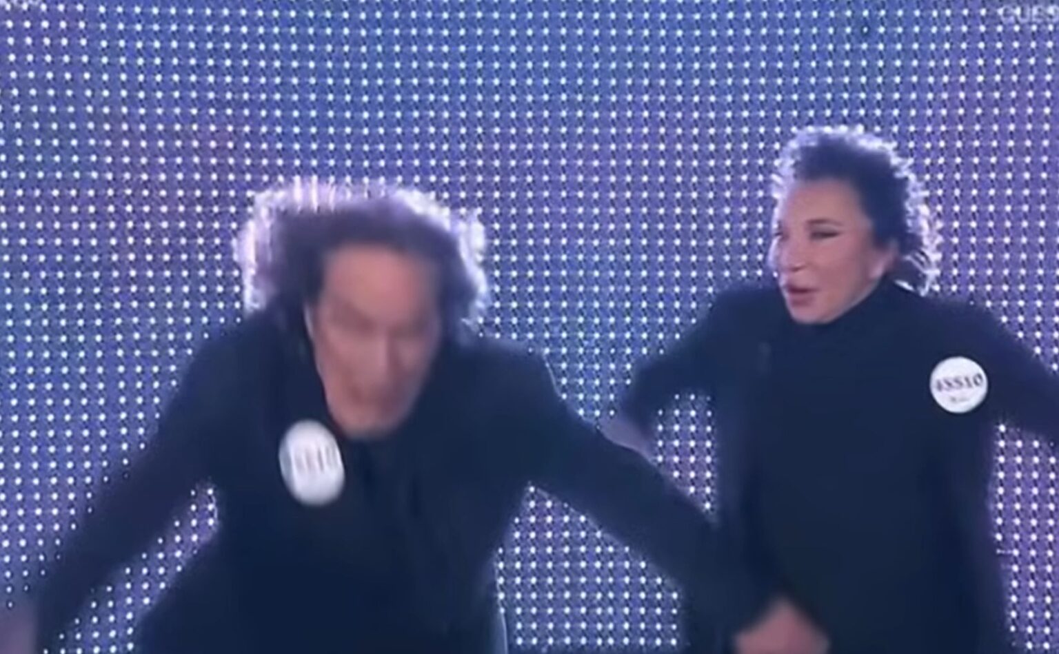 Non vedono il gradino e il volo di Natale dei Ricchi a Poveri a Domenica In è già virale (VIDEO) un momento della caduta deI Ricchi e Poveri