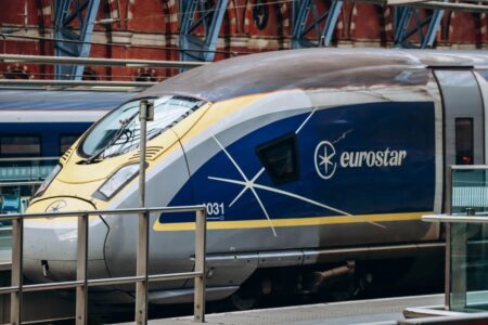 Tunnel della Manica chiuso: migliaia di passeggeri bloccati tra Londra e Parigi un treno eurostar