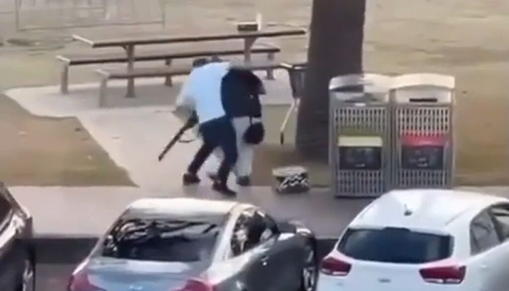 Bondi Beach, uomo disarma il killer a mani nude, le immagini fanno il giro del mondo (VIDEO) uomo che disarma killer