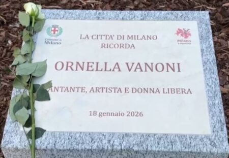 L’ultimo desiderio di Ornella Vanoni è realtà: l’aiuola davanti al Piccolo Teatro di Milano Aiuiola dedicata ad Ornella Vanoni a Milano