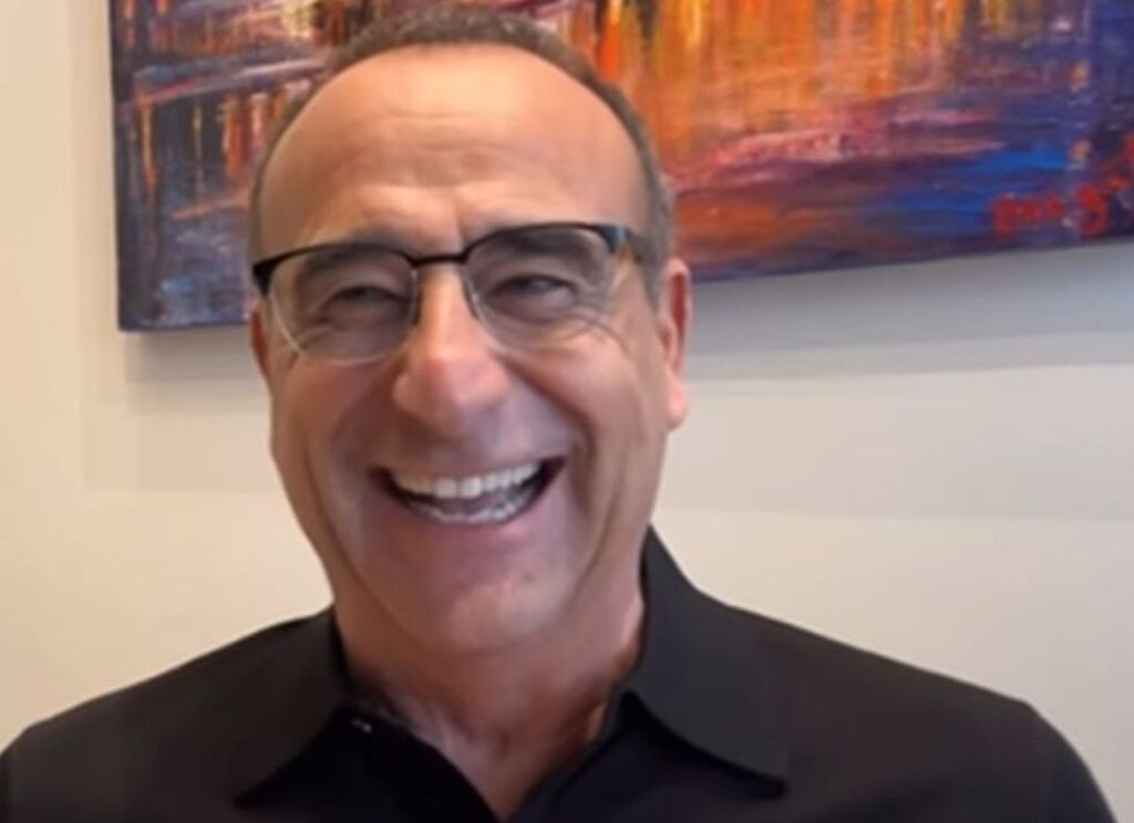 Carlo Conti annuncia i duetti di Sanremo 2026 al tg1