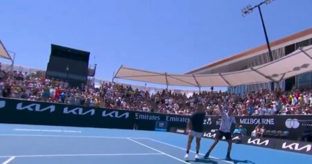 Darderi saluta il pubblico prima di fuggire in bagno