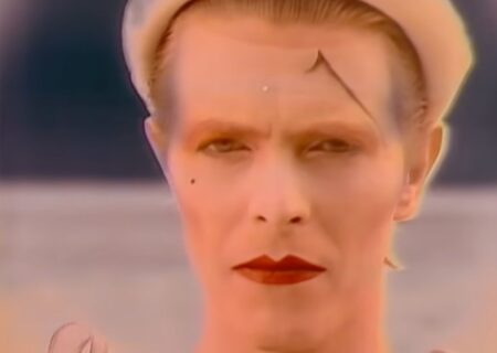 Gli occhi “diversi”, gli amori, quell’aria da alieno: chi era David Bowie, il camaleonte del rock David Bowie nel video di Ashes to Ashes