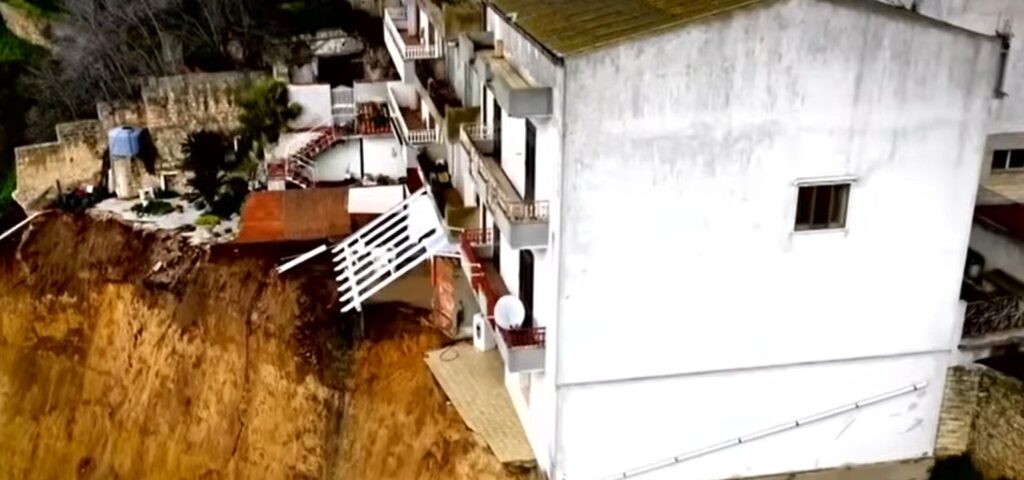 Perché la collina di Niscemi sta franando? La spiegazione scientifica di una situazione difficile da tempo Dettaglio di una casa a Niscemi