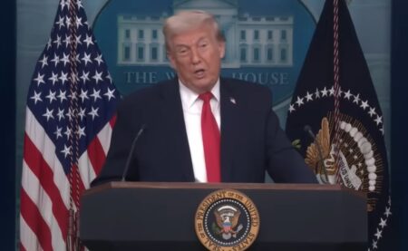 “Sono John Barron e la Corte Suprema ha sbagliato”, Donald Trump come Fantozzi con l’accento svedese? Donald Trump