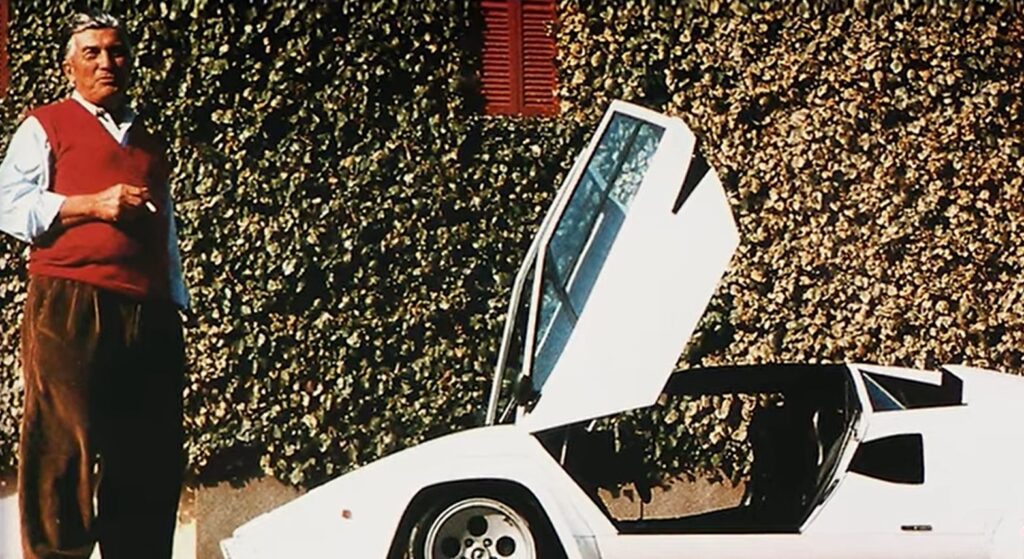 Ferruccio Lamborghini vicino a una delle sue creazioni