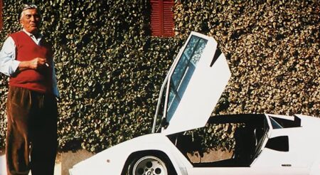 Ferruccio Lamborghini vicino a una delle sue creazioni