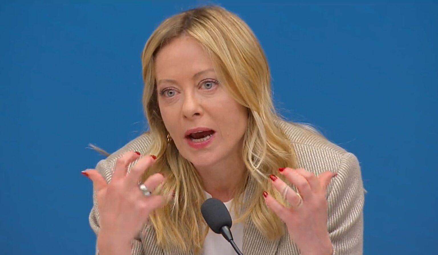 Giorgia Meloni durante la prima conferenza dell'anno