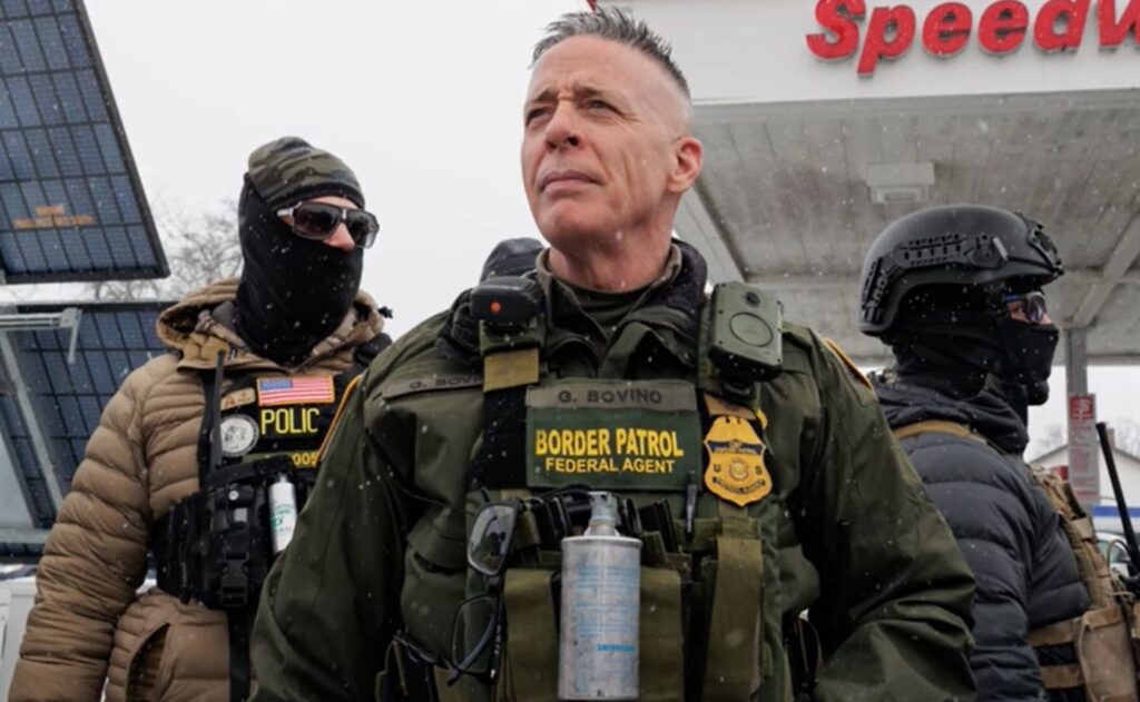 Trump fa dietrofront, polizia di frontiera via da Minneapolis: Greg Bovino lascia la città al suo posto Tom Homan Greg Bovino