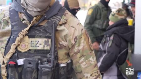 Degli agenti dell'ICE durante un blitz a Minneapolis