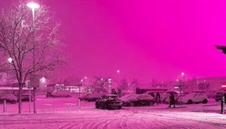 Birmingham si sveglia con il cielo viola, ma non è un’aurora boreale: ecco il vero motivo del fenomeno Il cielo roseo di Birmingham