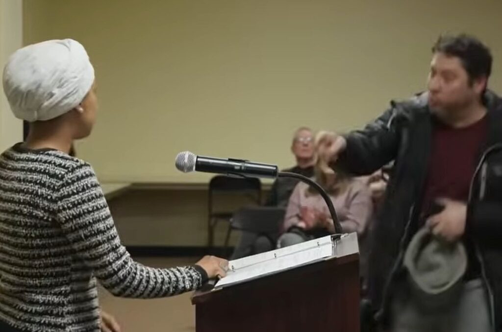 Spruzzata con una siringa a Minneapolis, la deputata dem Ilhan Omar va avanti: “Non faccio vincere i bulli” Il momento dell'aggressione a Ilhan Omar