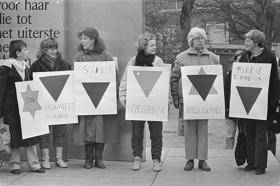 Alcune donne con i simboli dei gruppi perseguitati dai nazisti a una manifestazione di Amsterdam per la Festa della Donna nel 1985