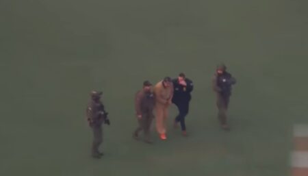 Maduro in catene a Manhattan: “Sono il presidente e prigioniero di guerra”. Il giudice lo ferma subito Maduro all'arrivo davanti alla corte