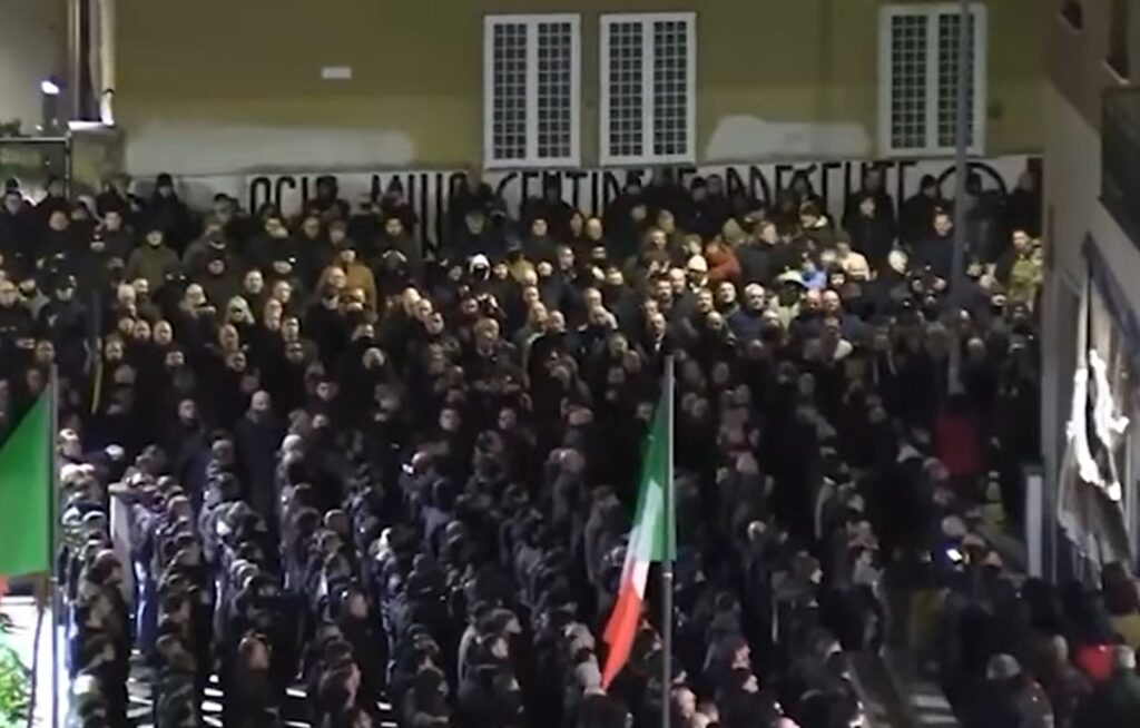 Manifestanti per anniversario Acca Larentia