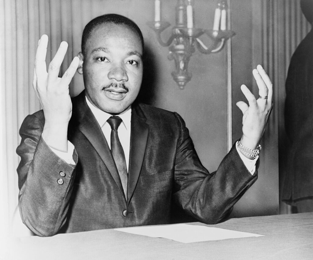 Martin Luther King Jr. salvò letteralmente Star Trek (di cui era grande fan) e trasformò Uhura in un’icona Martin Luther King Jr. nel 1964