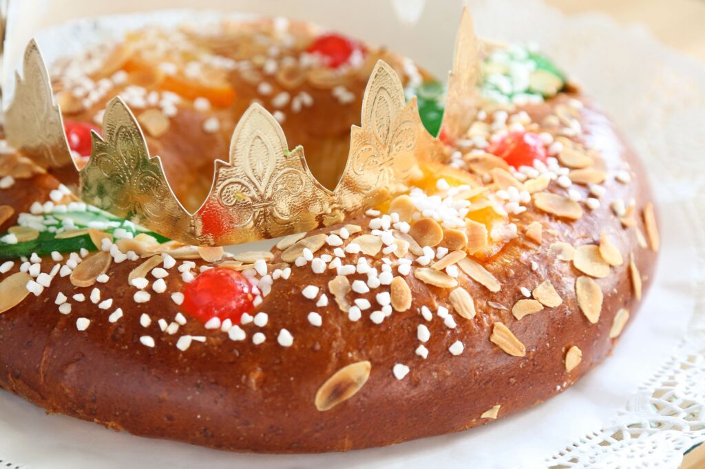 Cos’è il Roscòn de Reyes, la ciambella dei Re Magi (con un segreto) tipica della Spagna Roscón de Reyes