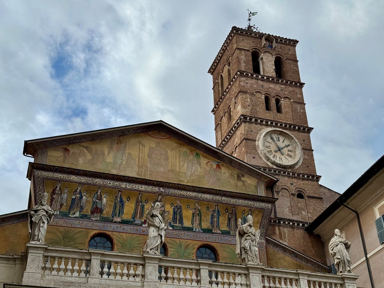 Un particolare del campanile e della facciata di Santa Maria in Trastevere