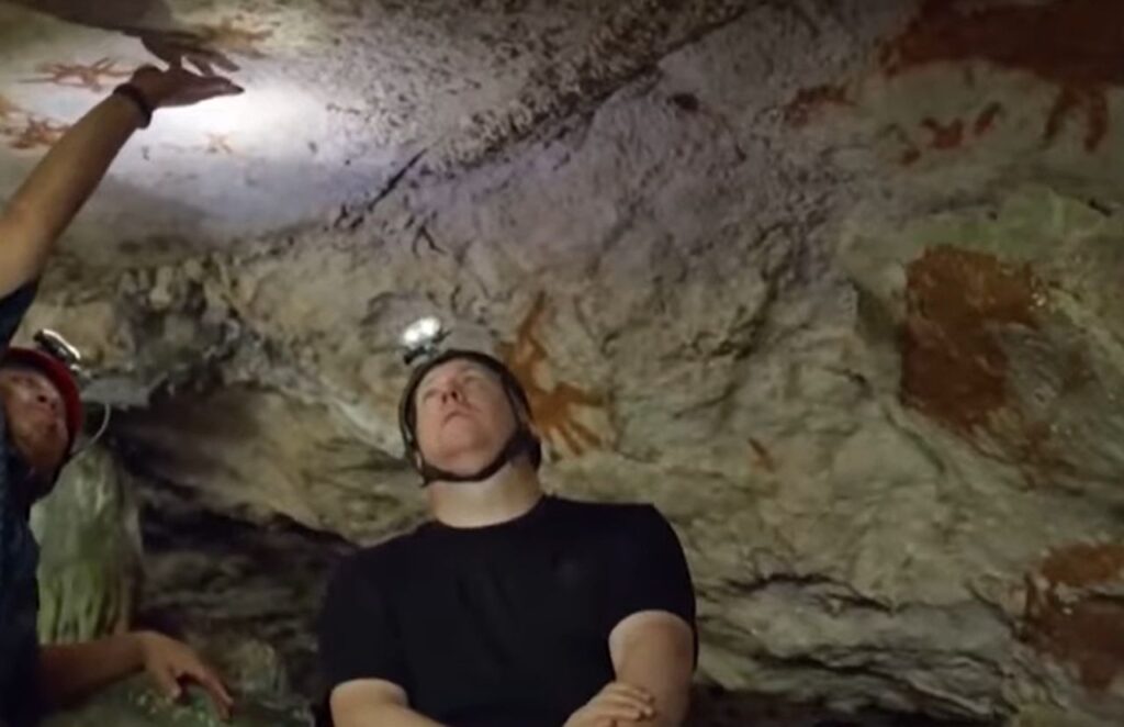 Studiosi nella grotta di Liang Metanduno