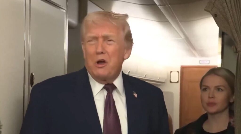 Trump che parla della Groenlandia