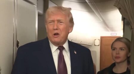 Trump che parla della Groenlandia