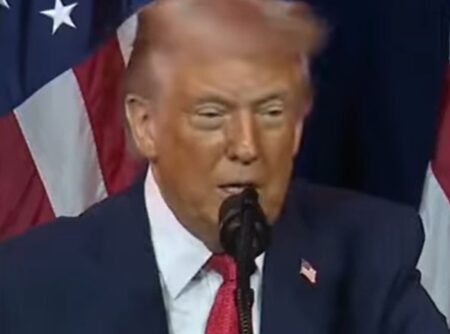 “Ti prego Donàld, non dirlo alla popolazione”, Trump imita Macron per prenderlo in giro, il video è virale Trump nel discorso contro Macron